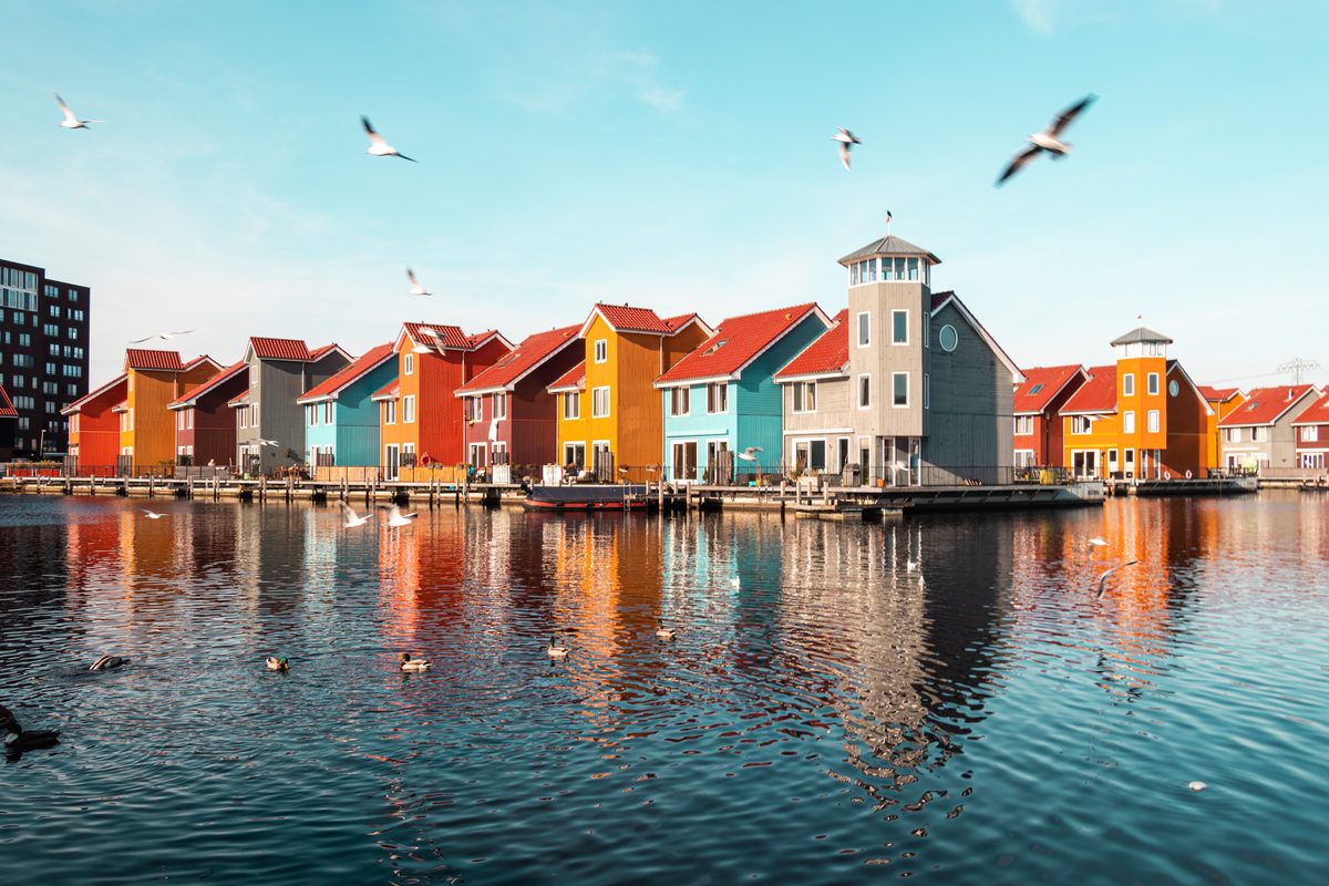Kleurrijke huizen aan de Reitdiephaven in Groningen met meeuwen boven het water